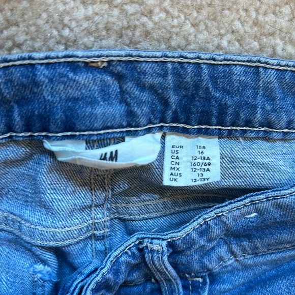 Girls H&M low waist, straight ripped jeans - Picture 2 of 3